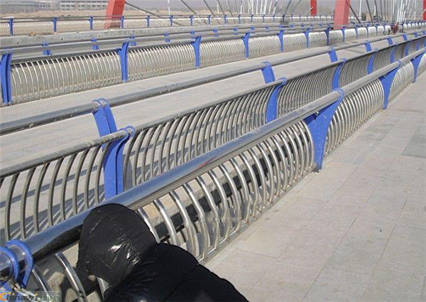 江苏不锈钢复合管护栏一种安全而耐用的防护解决方案